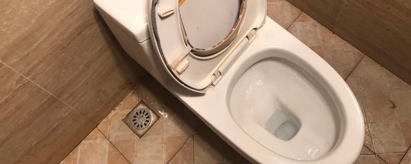 马桶崩瓷怎么修补(马桶瓷裂了漏水怎么办)